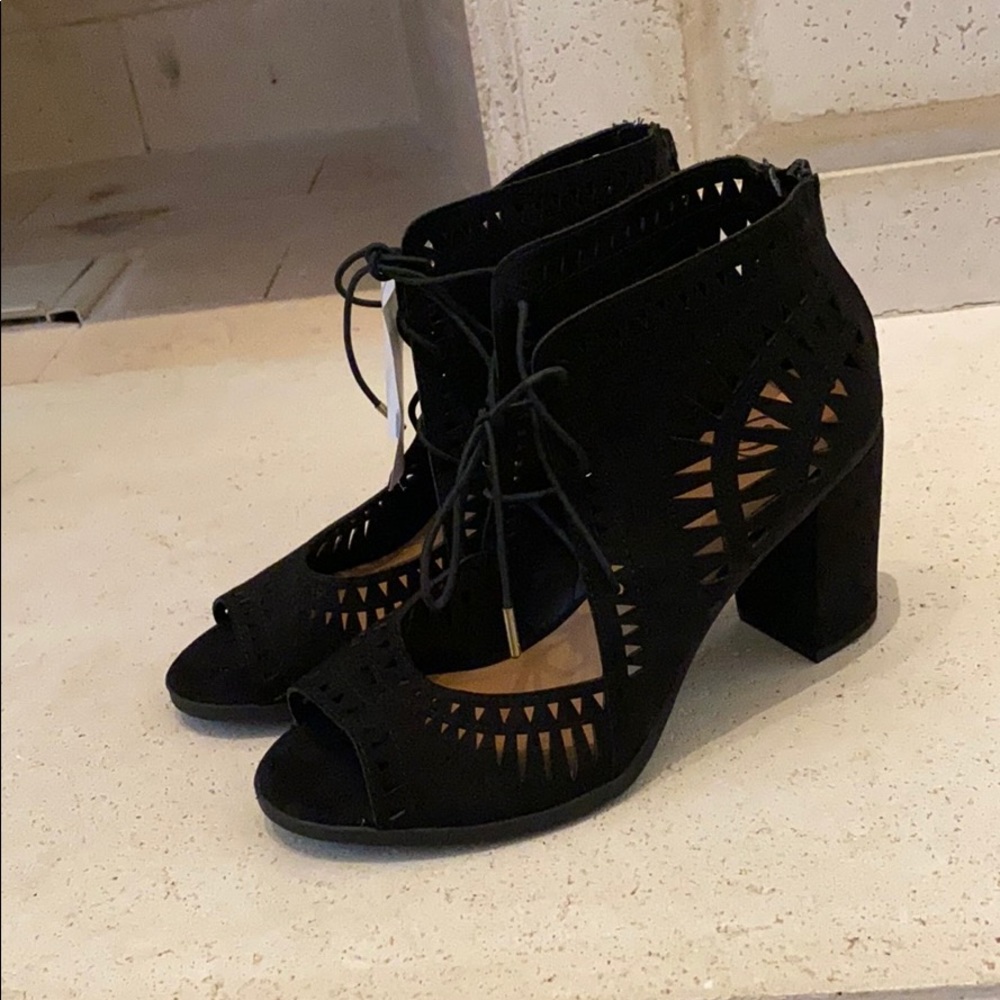 Block heel shoes